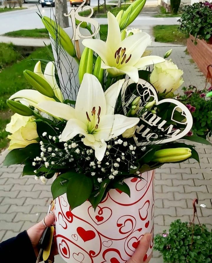 srce-bela-kutija-za-poklone,-cvece kutija za cvece bela sa srcima